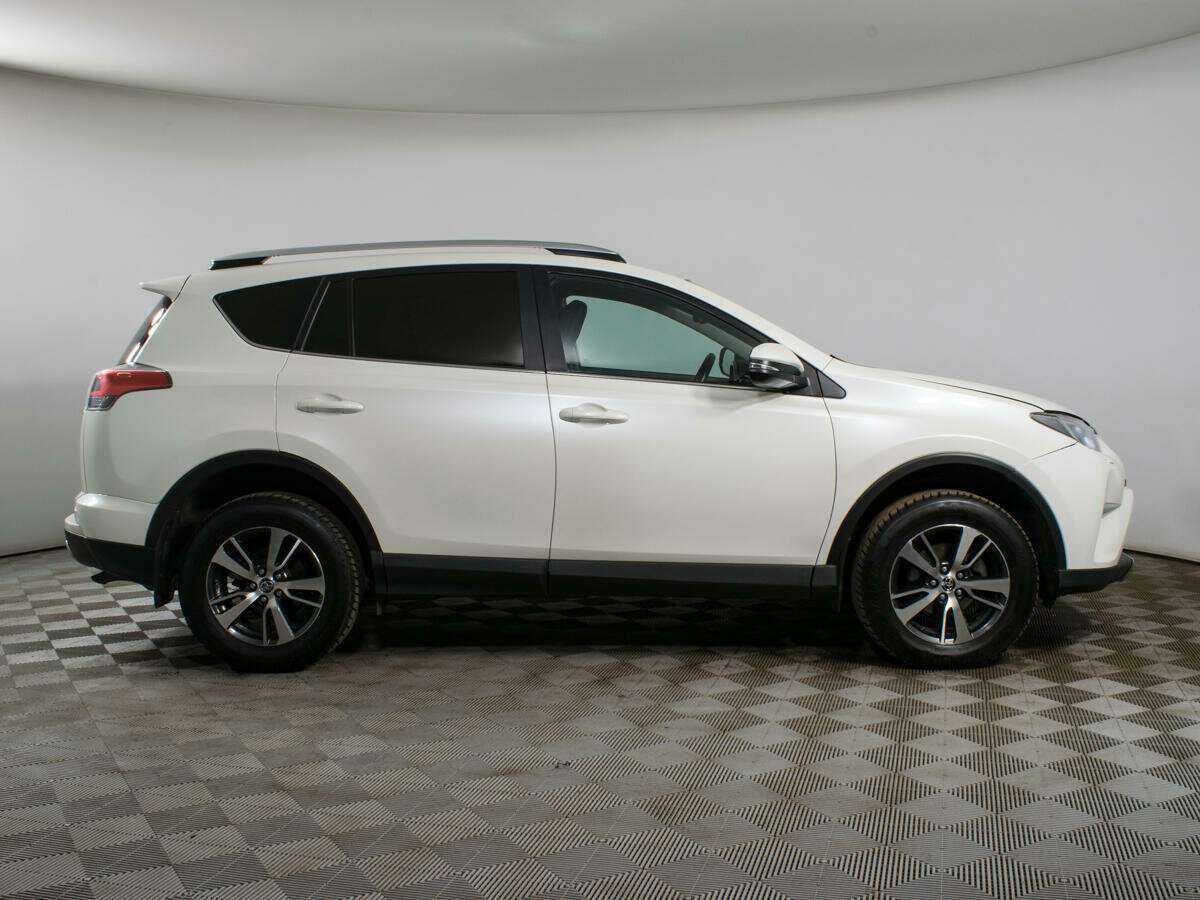 Toyota RAV4 2017 года с пробегом. Фото: #3