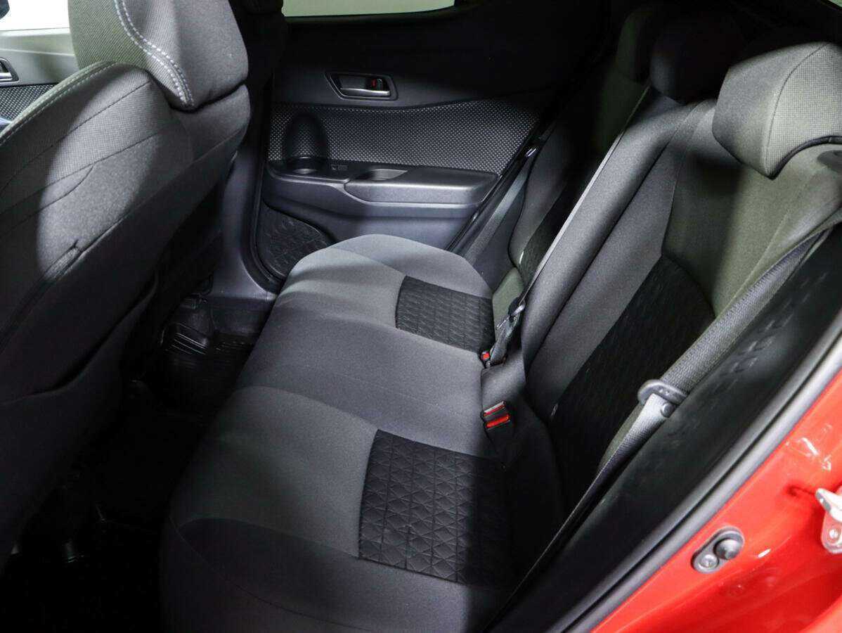 Toyota C-HR 2019 года с пробегом. Фото: #7