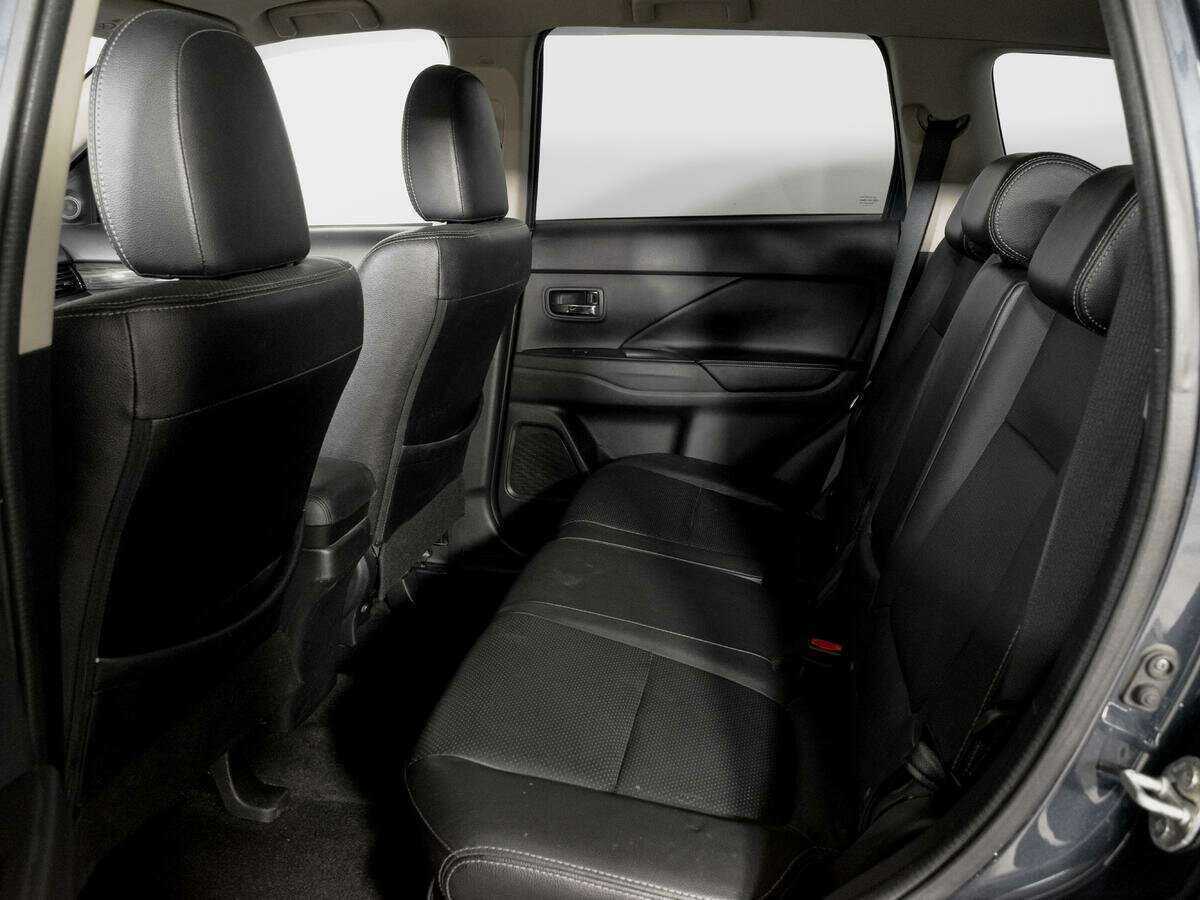 Б/У Митсубиши Оутлэндер 2017 года. Фото: #8