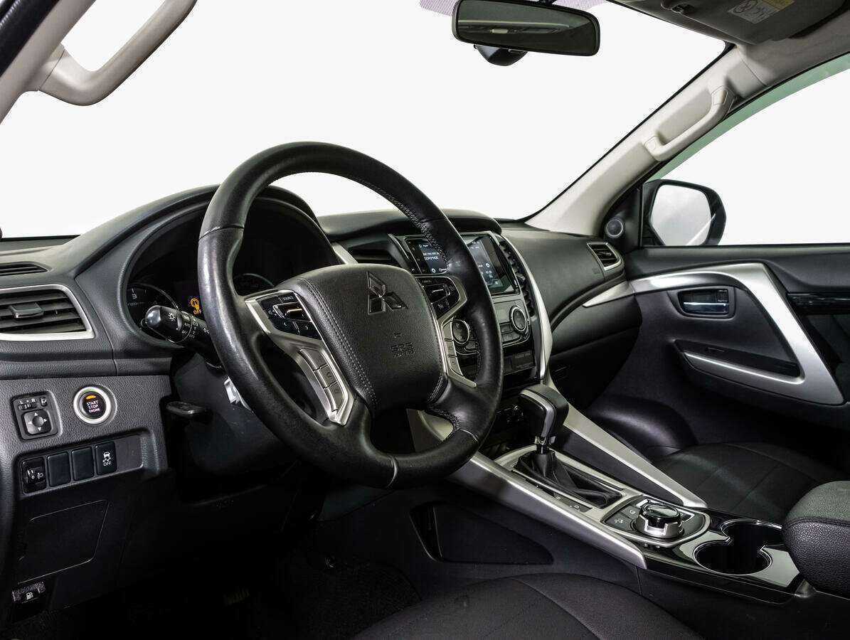 Mitsubishi Pajero Sport 2017 года с пробегом. Фото: #10