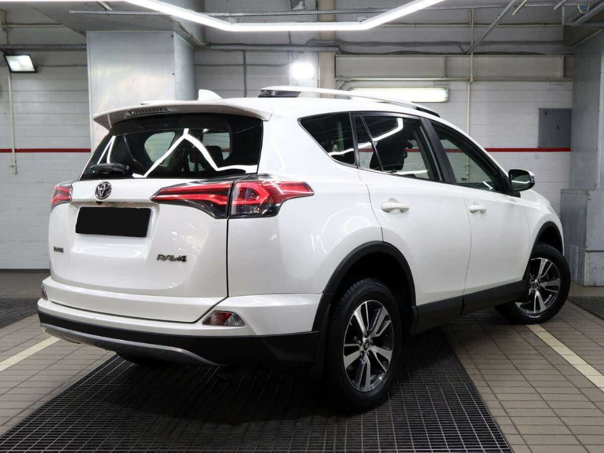Toyota RAV4 2017 года с пробегом. Фото: #2