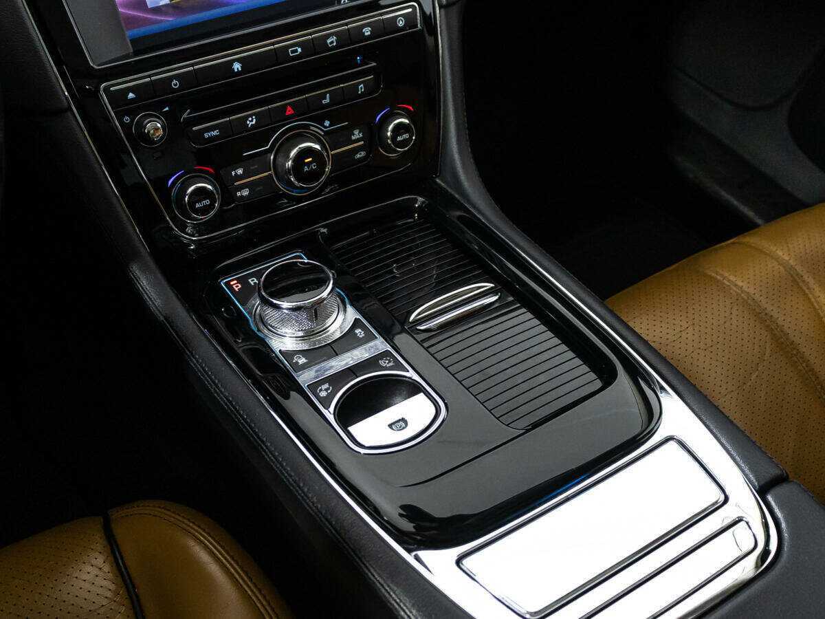 Jaguar XJ 2016 года с пробегом. Фото: #23