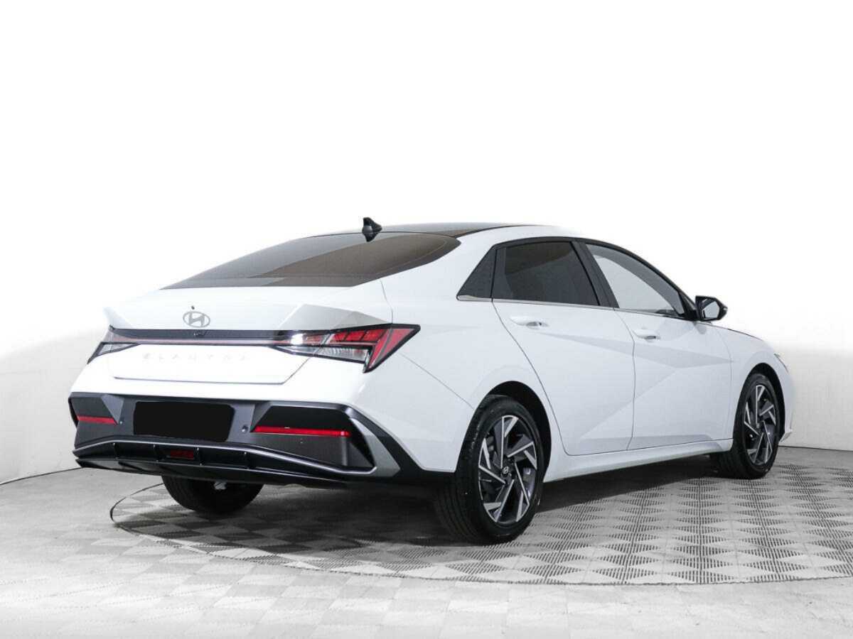 Hyundai Elantra 2024 года с пробегом. Фото: #3