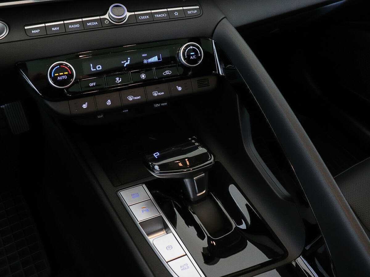 Hyundai Elantra 2024 года с пробегом. Фото: #12