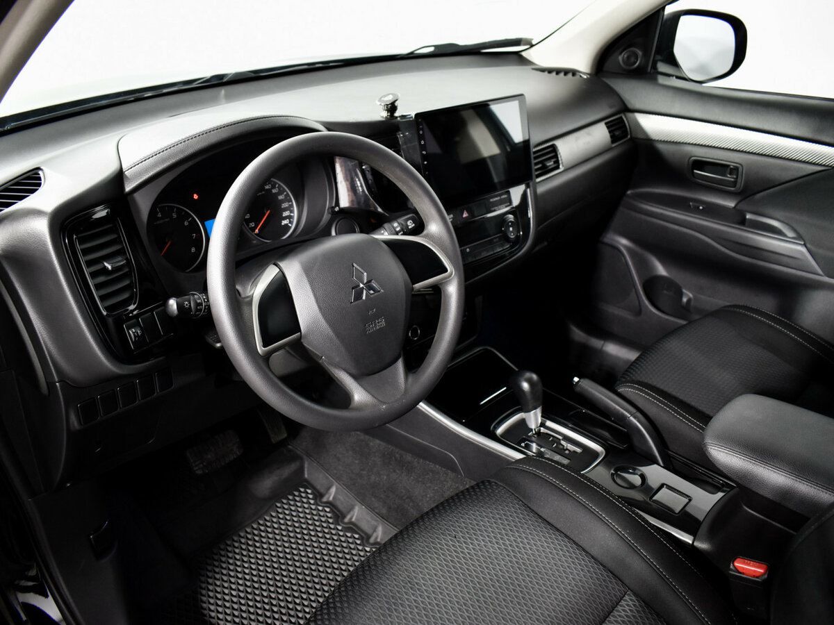 Б/У Митсубиши Оутлэндер 2018 года. Фото: #6