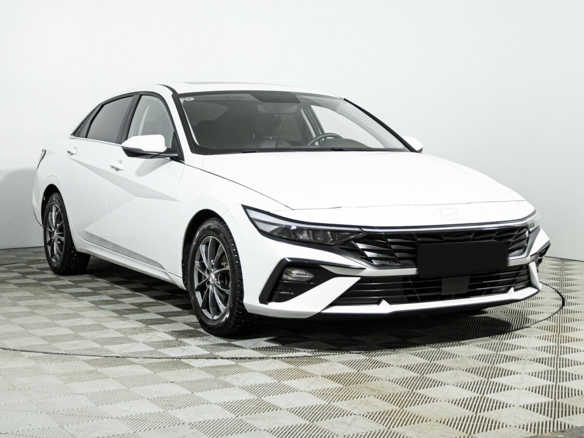 Hyundai Elantra 2023 года с пробегом. Фото: #2