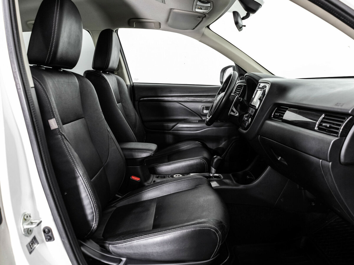 Б/У Митсубиши Оутлэндер 2016 года. Фото: #14